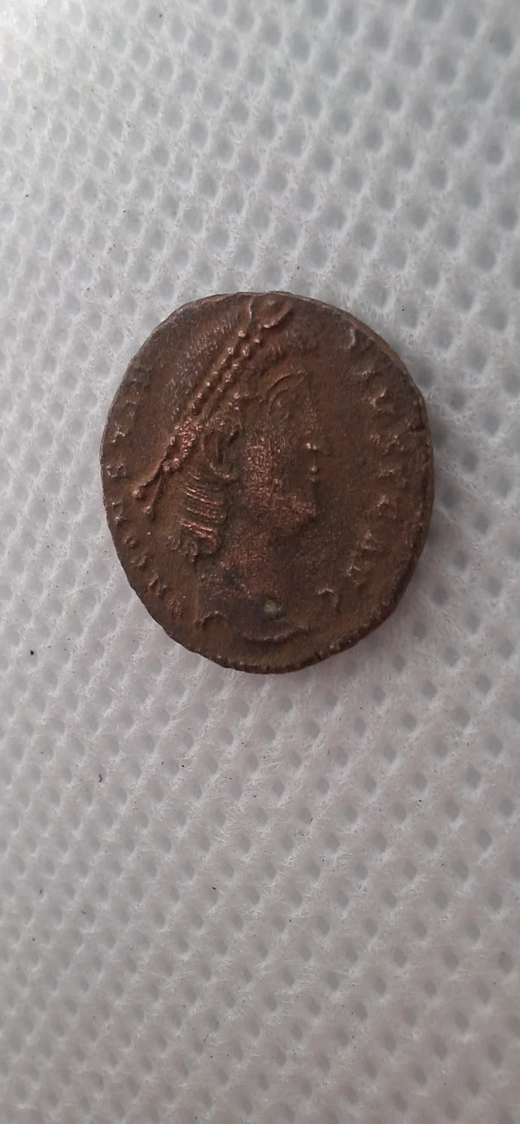 Lateral da moeda TH-N-0249 — Constâncio II. AE15 / nummus. Soldados e estandarte(s). GLORIA EXERCITVS provável