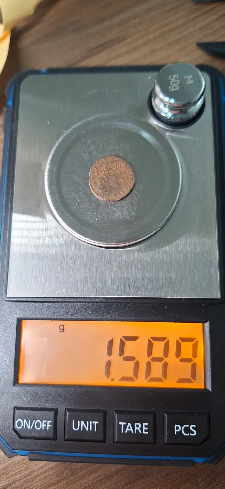 Peso (balança) da moeda TH-N-0249 — Constâncio II. AE15 / nummus. Soldados e estandarte(s). GLORIA EXERCITVS provável
