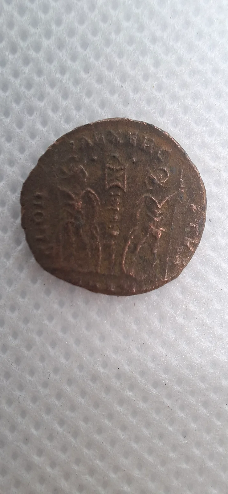 Reverso ampliado da moeda TH-N-0249 — Constâncio II. AE15 / nummus. Soldados e estandarte(s). GLORIA EXERCITVS provável