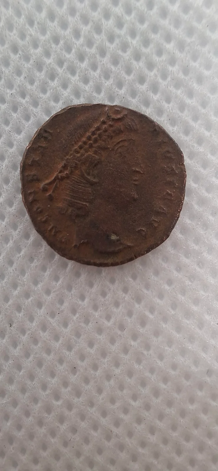Anverso ampliado da moeda TH-N-0249 — Constâncio II. AE15 / nummus. Soldados e estandarte(s). GLORIA EXERCITVS provável