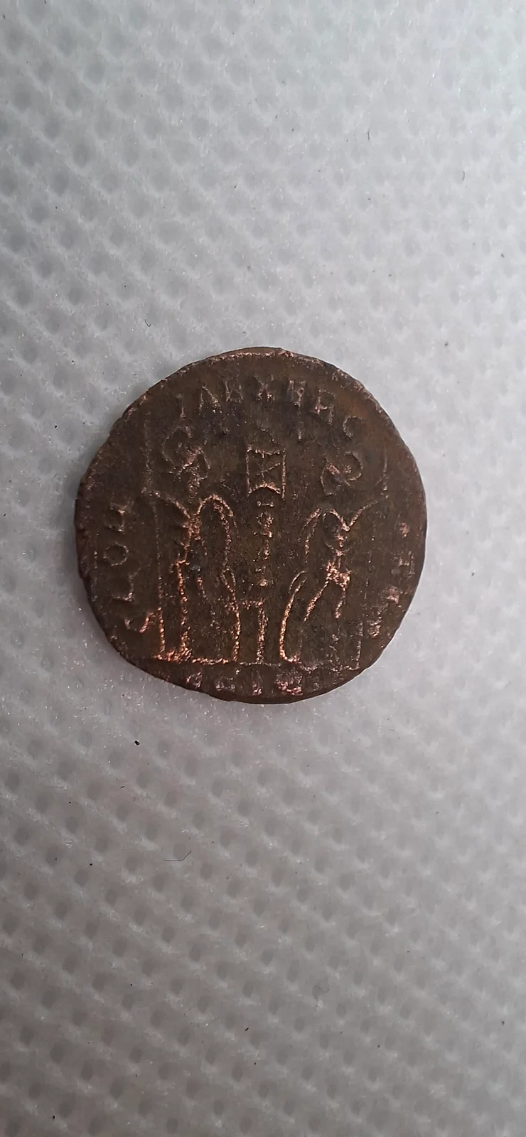 Reverso da moeda TH-N-0249 — Constâncio II. AE15 / nummus. Soldados e estandarte(s). GLORIA EXERCITVS provável