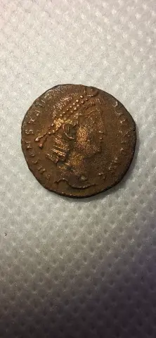 Anverso da moeda TH-N-0249 — Constâncio II. AE15 / nummus. Soldados e estandarte(s). GLORIA EXERCITVS provável