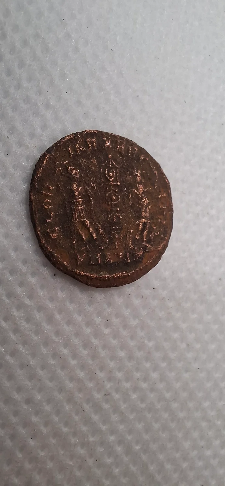 Lateral da moeda TH-N-0250 — Constâncio II. AE15 / nummus. Soldados e estandarte(s). GLORIA EXERCITVS provável