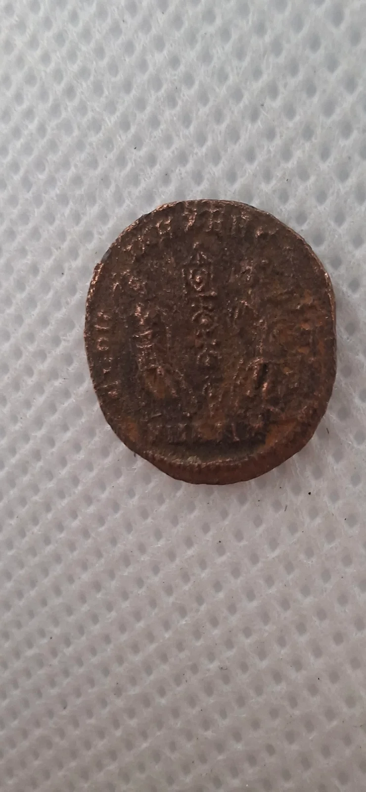 Reverso ampliado da moeda TH-N-0250 — Constâncio II. AE15 / nummus. Soldados e estandarte(s). GLORIA EXERCITVS provável