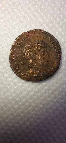 Anverso da moeda TH-N-0250 — Constâncio II. AE15 / nummus. Soldados e estandarte(s). GLORIA EXERCITVS provável