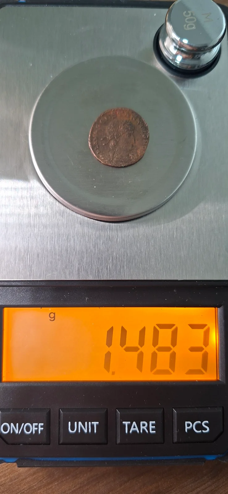 Peso (balança) da moeda TH-N-0250 — Constâncio II. AE15 / nummus. Soldados e estandarte(s). GLORIA EXERCITVS provável