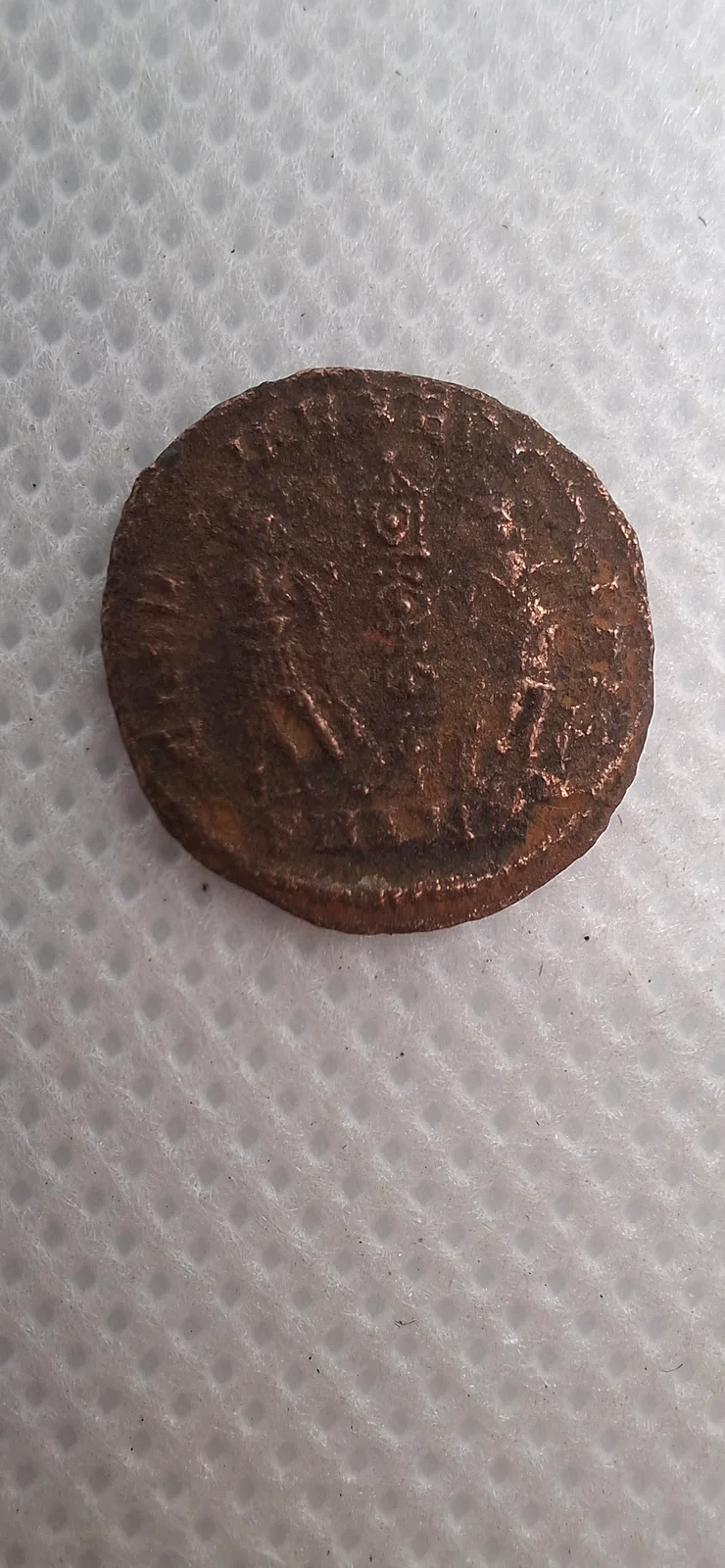 Complementar da moeda TH-N-0250 — Constâncio II. AE15 / nummus. Soldados e estandarte(s). GLORIA EXERCITVS provável