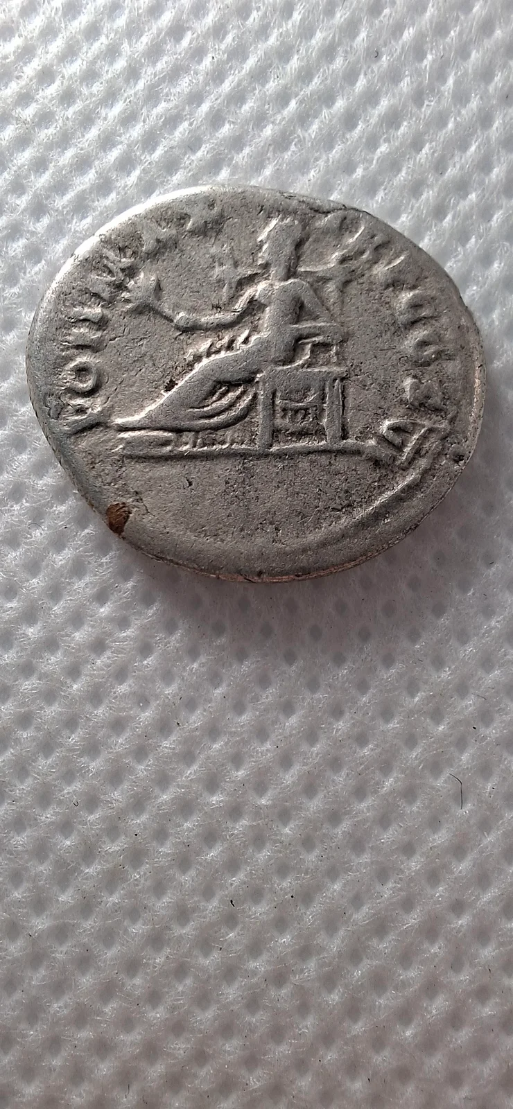 Reverso ampliado da moeda TH-N-0347 — Vespasiano. Denário de prata. Pax sentada. Roma, 75 d.C. RIC II.1² 772