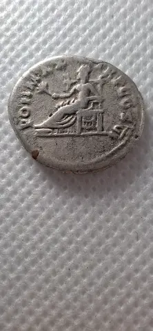 Reverso ampliado da moeda TH-N-0347 — Vespasiano. Denário de prata. Pax sentada. Roma, 75 d.C. RIC II.1² 772