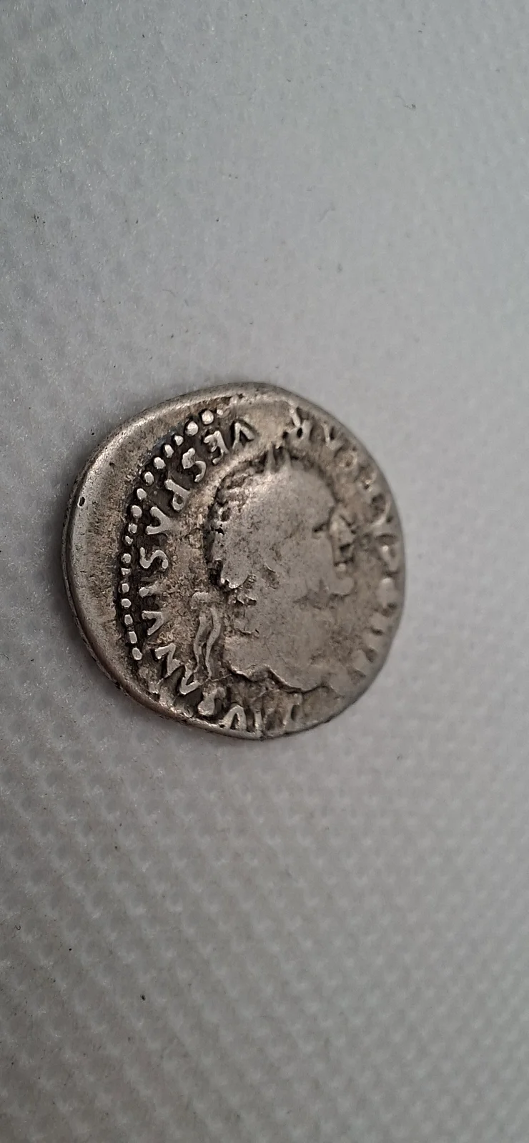 Anverso ampliado da moeda TH-N-0347 — Vespasiano. Denário de prata. Pax sentada. Roma, 75 d.C. RIC II.1² 772