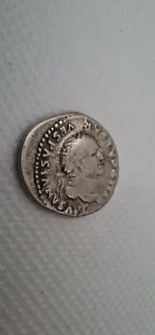 Anverso ampliado da moeda TH-N-0347 — Vespasiano. Denário de prata. Pax sentada. Roma, 75 d.C. RIC II.1² 772