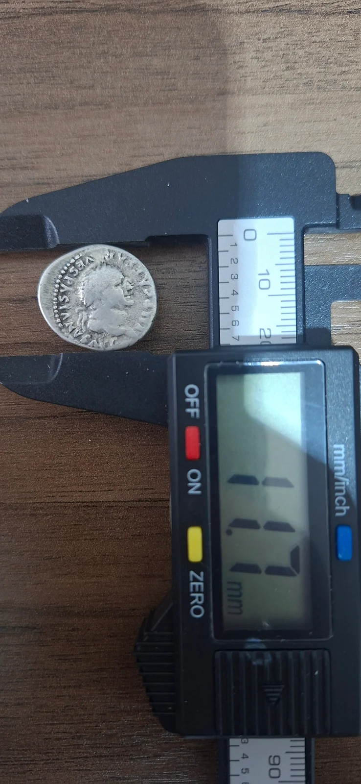 Diâmetro (paquímetro) da moeda TH-N-0347 — Vespasiano. Denário de prata. Pax sentada. Roma, 75 d.C. RIC II.1² 772