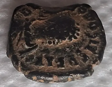 Lateral da moeda TH-N-0357 — Teodósio II. Bronze, fração pequena (AE)