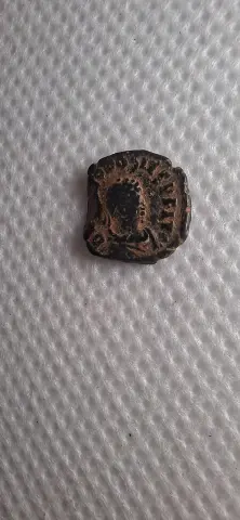 Anverso ampliado da moeda TH-N-0357 — Teodósio II. Bronze, fração pequena (AE)