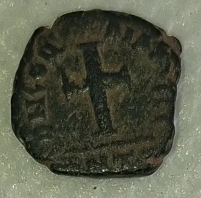 Reverso ampliado da moeda TH-N-0357 — Teodósio II. Bronze, fração pequena (AE)