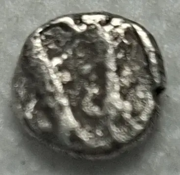 Anverso ampliado da moeda TH-N-0359 — Samaria (satrapia persa). Óbolo de prata (AR)