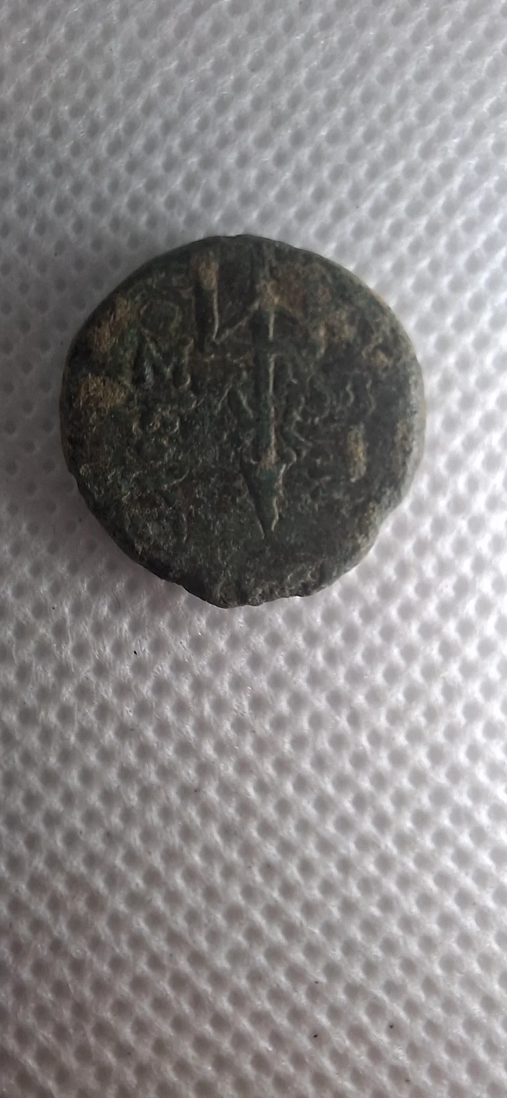 Reverso ampliado da moeda TH-N-0360 — Bizâncio, Trácia. Bronze de Dioskourios. Poseidon e tridente. c. 240 a 220 a.C.