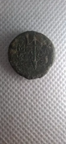 Reverso ampliado da moeda TH-N-0360 — Bizâncio, Trácia. Bronze de Dioskourios. Poseidon e tridente. c. 240 a 220 a.C.