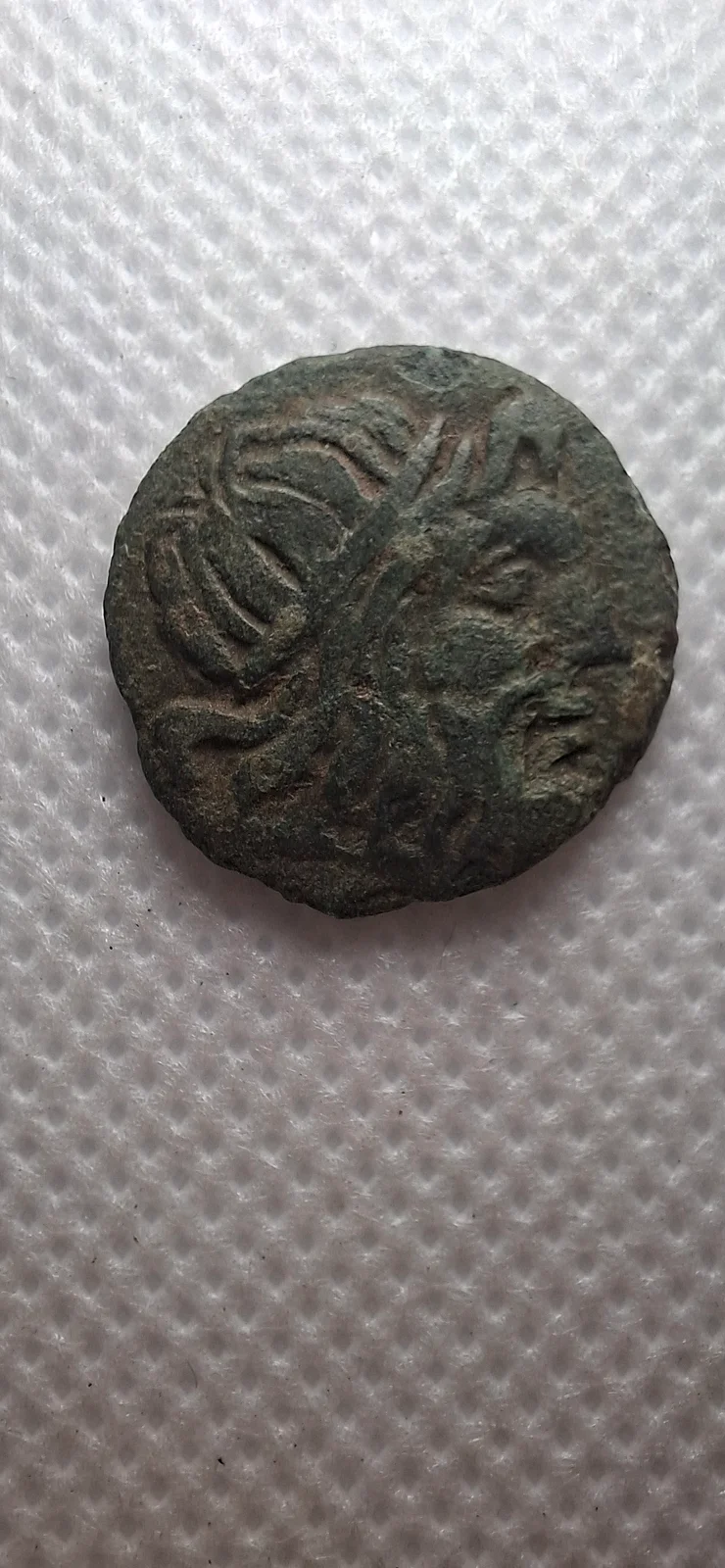 Anverso ampliado da moeda TH-N-0360 — Bizâncio, Trácia. Bronze de Dioskourios. Poseidon e tridente. c. 240 a 220 a.C.
