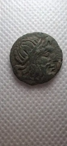 Anverso ampliado da moeda TH-N-0360 — Bizâncio, Trácia. Bronze de Dioskourios. Poseidon e tridente. c. 240 a 220 a.C.