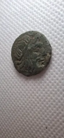 Lateral da moeda TH-N-0360 — Bizâncio, Trácia. Bronze de Dioskourios. Poseidon e tridente. c. 240 a 220 a.C.