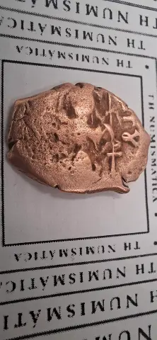 Lateral da moeda TH-N-0484 — Moeda Bizantina AE de Bronze com Possível Monograma Cruciforme.