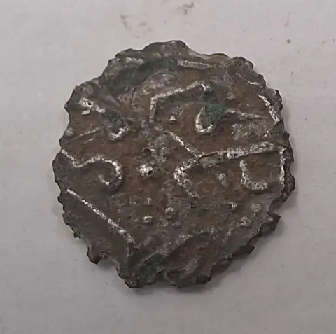 Reverso ampliado da moeda TH-N-0486 — Império Otomano, Selim I, Akçe Fourrée, séc. XVI, 9 mm