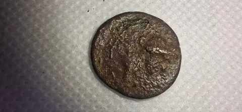 Reverso ampliado da moeda TH-N-0487 — Mísia, Pérgamo, Bronze Provincial AE16, Senado e Roma, c. 40–60 d.C.