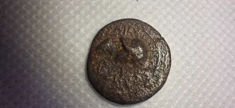 Anverso ampliado da moeda TH-N-0487 — Mísia, Pérgamo, Bronze Provincial AE16, Senado e Roma, c. 40–60 d.C.