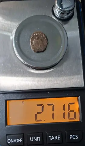 Peso (balança) da moeda TH-N-0490 — Império das Gálias, Tétrico I, Antoniniano, 271–274 d.C., 2,71 g