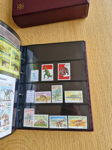 Página de selos da Guiné com dinossauros e fauna pré-histórica